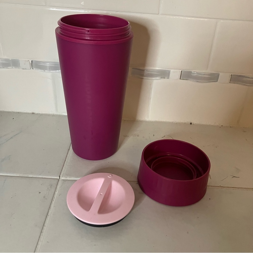 Tupperware purple / pink travel mug. 16oz.  EUC!